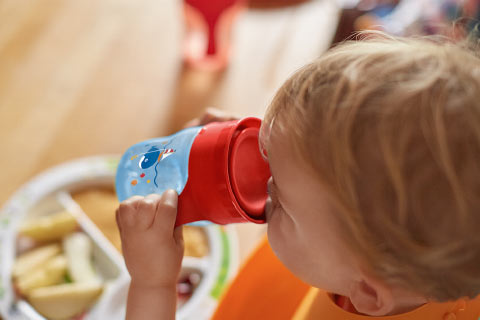 Klarte det: Derfor er det lettere &aring; l&aelig;re babyen &aring; drikke fra en tutekopp enn du tror