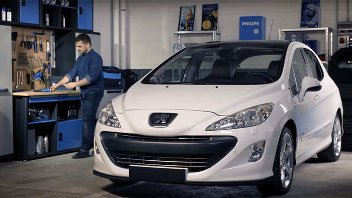 Slik skifter du frontlysp&aelig;rene p&aring; Peugeot 308